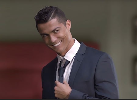 هل يعيش كريستيانو رونالدو علاقة غرامية مع قائدة طائرته الخاصة؟.. شاهد