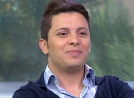 بصورة مؤثرة.. زوجة الفنان المغربي حاتم عمور تعلن إصابتها بالسرطان.. شاهد