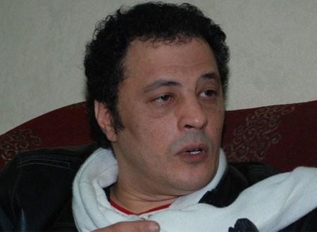 عمرو عبدالجليل يثير السخرية بملابسة الغريبة.. صور