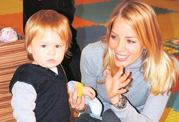 نجل النجمة التركية بادي ابشجيل يحرجها أمام الصحفيين (صور) 6 بادي ابشجيل