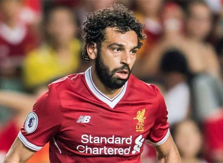 «بنطلون» محمد صلاح يجلب له السخرية.. شاهد