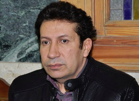 هاني رمزي ودلال عبدالعزيز بالكمامة والقفازات في جنازة جورج سيدهم .. صور