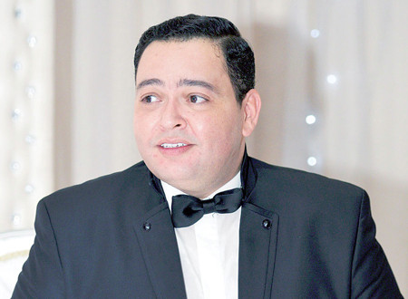 زوجة أحمد رزق تلفت الأنظار بفستان قصير يكشف مفاتنها.. شاهد