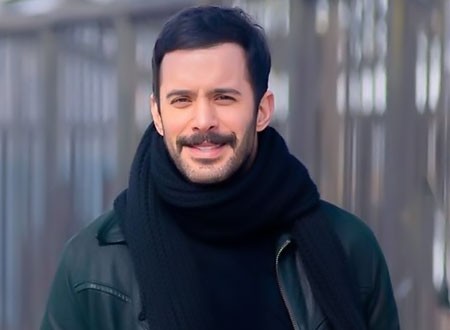 النجم التركي باريش أردوتش يغادر حفل عيد ميلاد صديقه مع حبيبته غاضباً.. لماذا؟