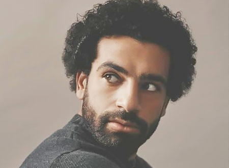 زملاء محمد صلاح يعاقبونه بعد خسارته التحدي.. فيديو زملاء محمد صلاح يعاقبونه بعد خسارته التحدي.. فيديو