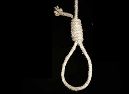 أب يقتل زوجته وبناته الثلاث وينتحر شنقا في البحيرة.. صور