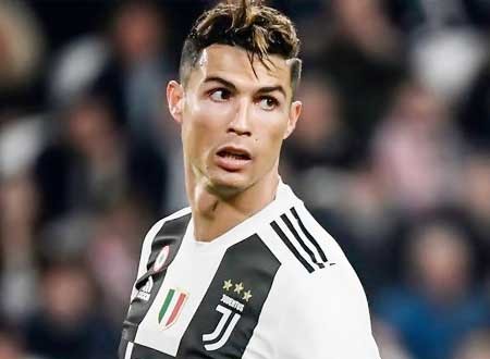 كريستيانو رونالدو يصلي من أجل شفاء لاعب برشلونة.. شاهد