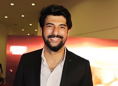النجم التركي أنجين أكيوريك يحتفل بزفاف شقيقه.. صور