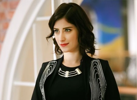 هازال كايا في أول نزهة مع مولودها وزوجها بعد الانجاب.. صور
