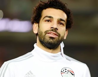مع اختلاف الراتب.. «الفيفا» ينشر صورة شبيه محمد صلاح في «الأنفيلد»