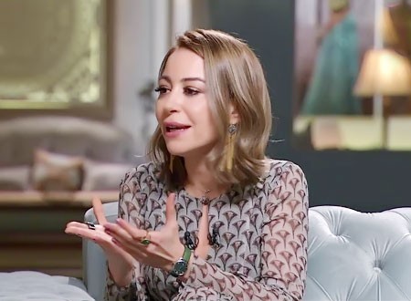منة شلبي في لقطة حديثة مع والدتها احتفالًا بالعيد.. شاهد
