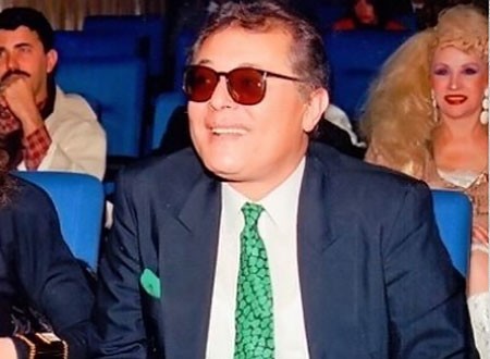 صورة نادرة لمحمود عبدالعزيز مع عائلته.. شاهد