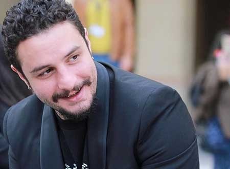 أحمد الفيشاوي يفاجئ زوجته بهدية.. شاهد