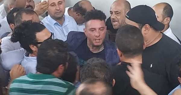 احمد الفيشاوي في جنازة والده