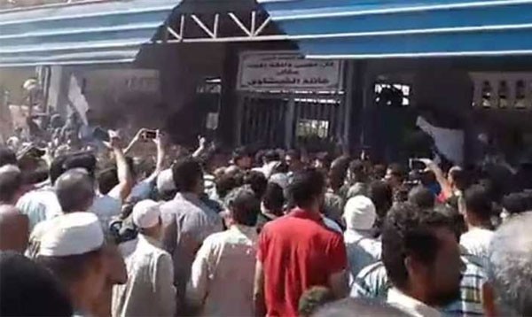احمد الفيشاوي في جنازة والده