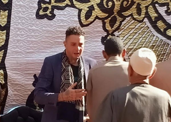 احمد الفيشاوي في جنازة والده