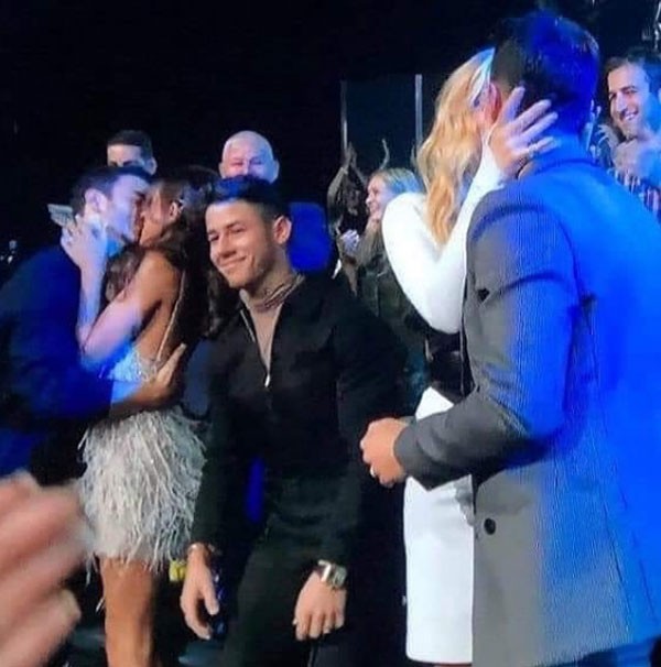صور.. بريانكا شوبرا تغيب عن مشاركة زوجها بحفل جوائز 2019 MTV