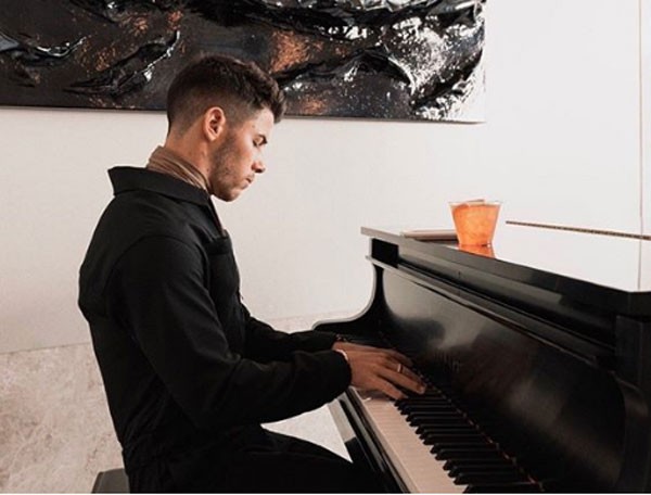 صور.. بريانكا شوبرا تغيب عن مشاركة زوجها بحفل جوائز 2019 MTV
