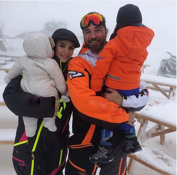 النجم التركي أنجين التان في نزهة ثلجية ممتعة مع ابنه (صور) 3 انجين التان