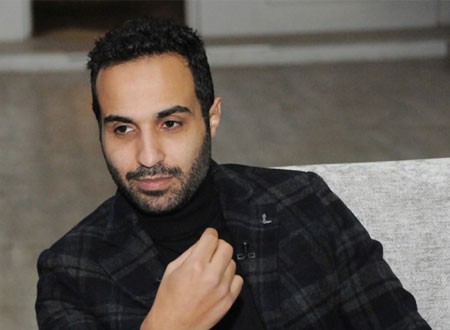 صورة نادرة لأحمد مع شقيقه وصفها «المقززة».. شاهد