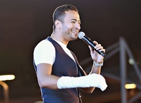 أول ظهور لزوجة حمادة هلال بعد خلعها للحجاب.. صور