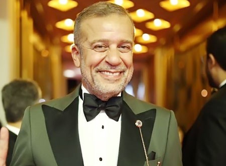 شريف منير يفتح ألبوم ذكرياته وينشر أول صور من طفولته.. شاهد