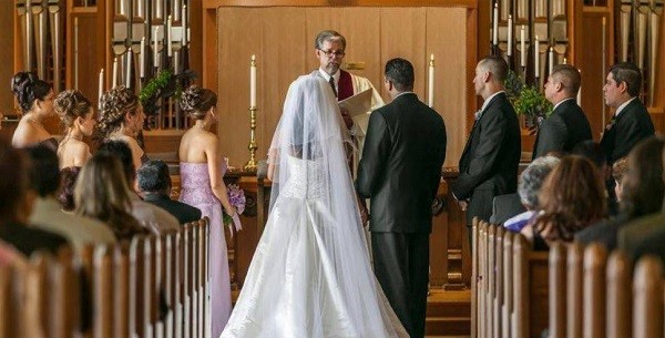 خطأ فادح لكاهن أثناء مراسم حفل زفاف