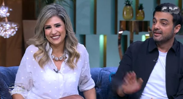 عمرو محمود ياسين يدخل في نوبة بكاء هو وزوجته على الهواء ...