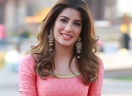النجمة مهويش حياة تجسد السياسية «بناظير بوتو» في فيلم جديد