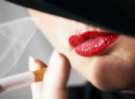 النساء يواجهن صعوبة في الإقلاع عن التدخين أكثر من الرجال