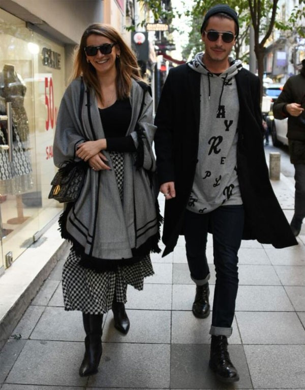 هل يعيش نجم العشق الممنوع بوران كوزوم قصة حب جديدة مع هذه الفنانة الشهيرة؟! (صور) 2 بوران كوزوم