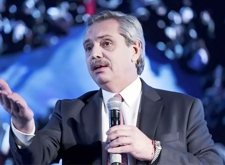 رئيس الأرجنتين ألبرتو فرنانديز مراقب امتحانات.. صور