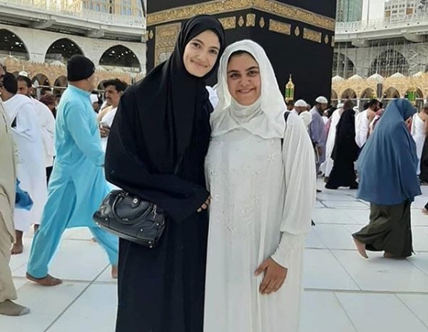 تارا عماد تؤدي العمرة برفقة فريق عمل مسرحية «علاء الدين».. صور