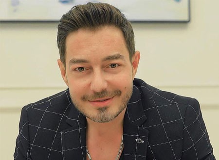 أحمد زاهر يحاول إعطاء محمد رمضان نصيبه في الميراث في «البرنس».. فيديو أحمد زاهر يحاول إعطاء محمد رمضان نصيبه في الميراث في «البرنس».. فيديو