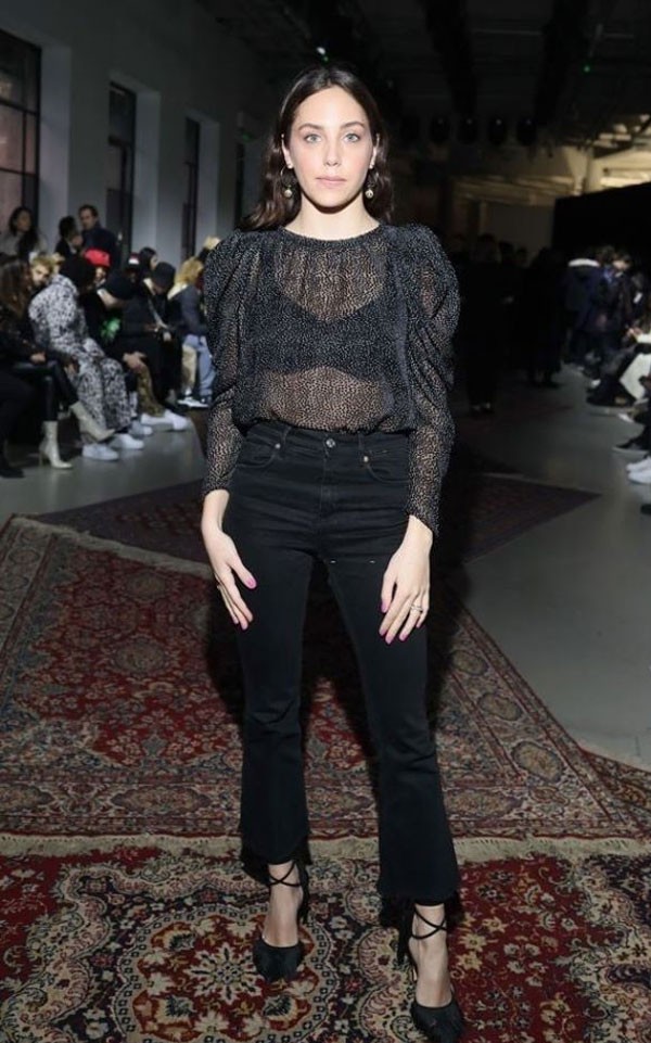 النجمة التركية أويكو كارايل بـ"لوك" شفاف في أسبوع الموضة بباريس (صور) 3 اويكو كارايل