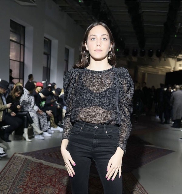 النجمة التركية أويكو كارايل بـ"لوك" شفاف في أسبوع الموضة بباريس (صور) 2 اويكو كارايل