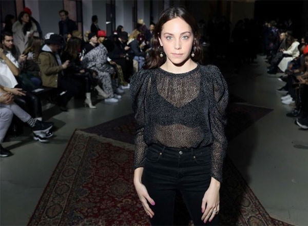 النجمة التركية أويكو كارايل بـ"لوك" شفاف في أسبوع الموضة بباريس (صور) 1 اويكو كارايل