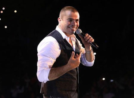 عمرو دياب يعلن عن تأجيل حفله الغنائي فى مصر