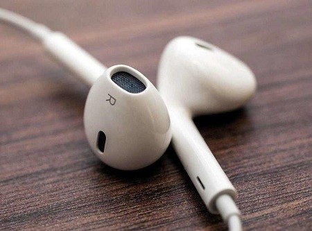 سماعات الهاتف تتسبب في مقتل شاب