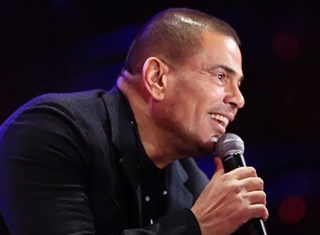 عمرو دياب يشعل حفله على مسرح «المنارة».. صور
