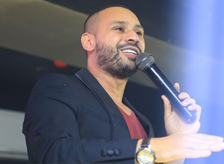 محمد الريفي يشعل راي كلوب بحفل كامل العدد.. صور