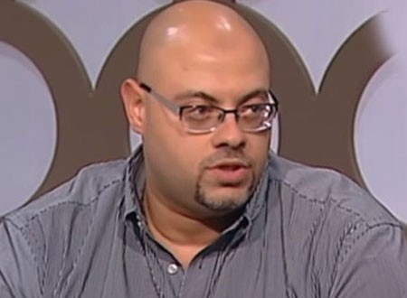 رغم التحذيرات بسبب كورونا.. 3 مخالفات في جنازة والدة معتز التوني