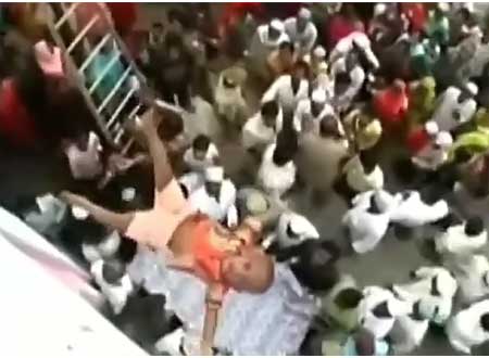 بالصور.. قرية هندية تلقي الأطفال من أعلى طلبا للصحة