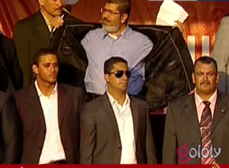 قائد الحرس الجمهوري السابق: محمد مرسي كان يرتدي قميص واقِ من الرصاص في التحرير قائد الحرس الجمهوري السابق: محمد مرسي كان يرتدي قميص واقِ من الرصاص في التحرير