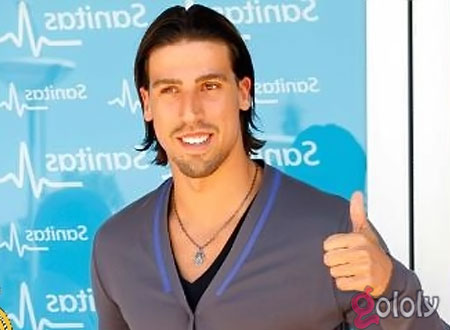 صديقة سامي خضيرة تضعه في مأزق بسبب صورها العارية