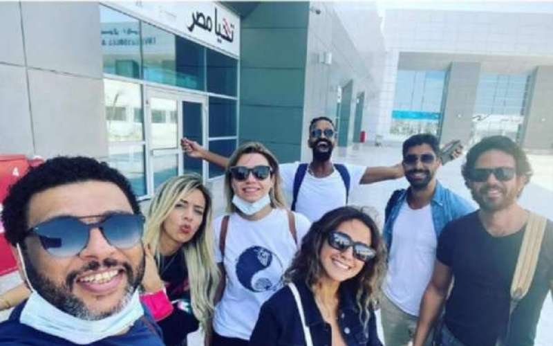 محمود الليثي يصل الجونة بصحبة عدد من الفنانين