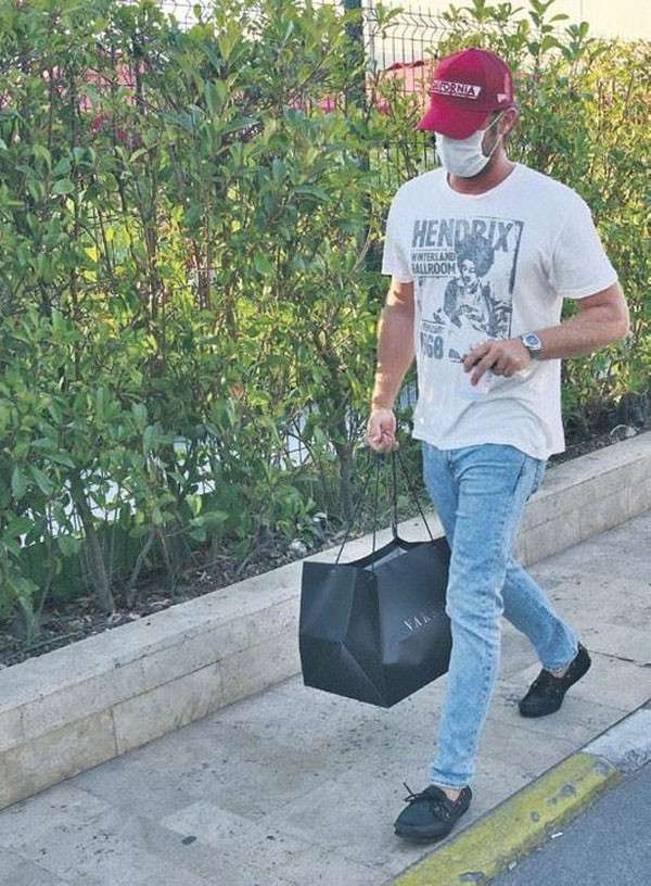 كيفانج تاتليتوج ملتزم بالكمامة في جولة تسوق بعطلته الصيفية (صور) 7