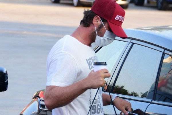 كيفانج تاتليتوج ملتزم بالكمامة في جولة تسوق بعطلته الصيفية (صور) 5