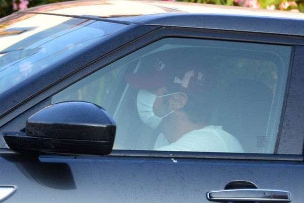 كيفانج تاتليتوج ملتزم بالكمامة في جولة تسوق بعطلته الصيفية (صور) 6