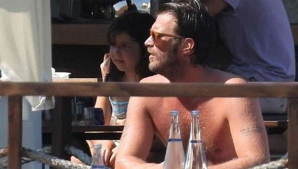 كيفانش تاتليتوغ يستمتع بالغداء مع زوجته على البحر مداعباً المصورين (صور) 3